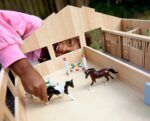 Breyer Farms Deluxe Arena Stable - Image 4